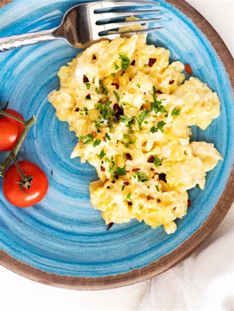 Keto Scrambled Eggs - Kicking Carbs