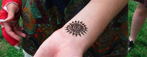Powder henna tattoo kits come with powdered henna that must be mixed with lemon juice or essential oils to form a paste for the tattoos. 30 Very Simple, Easy & Best Mehndi Patterns For Hands ...