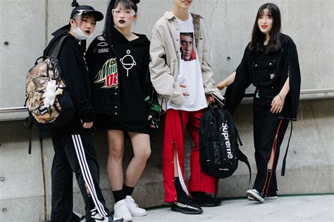the best street style from seoul fashion week spring 18 korean fashion trends cool street