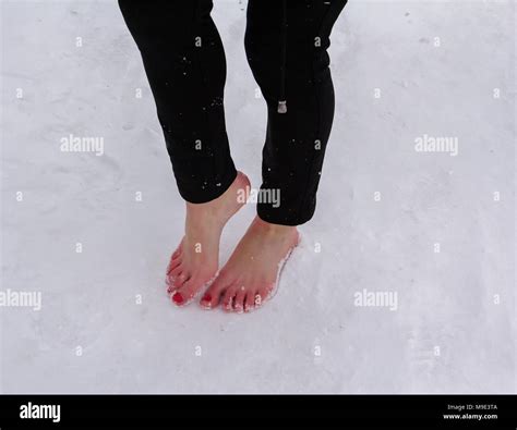 Zierliche Füße Frauen Closeup Schnee Im Winter Stockfoto Bild