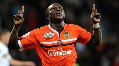 Vincent aboubakar 29 mayıs 2010 tarihinde kamerun a milli takımına seçilmiş ve 2018 dünya kupası öncesine kadar toplam 63 karşılaşmada forma giymiş ve 20 gol atmıştır. Ligue 1-Lorient: Aboubakar probablement absent contre ...
