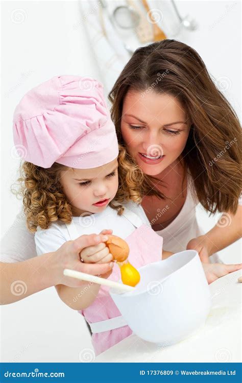 Madre E Hija Que Rompen Los Huevos Mientras Que Cocina Imágenes De
