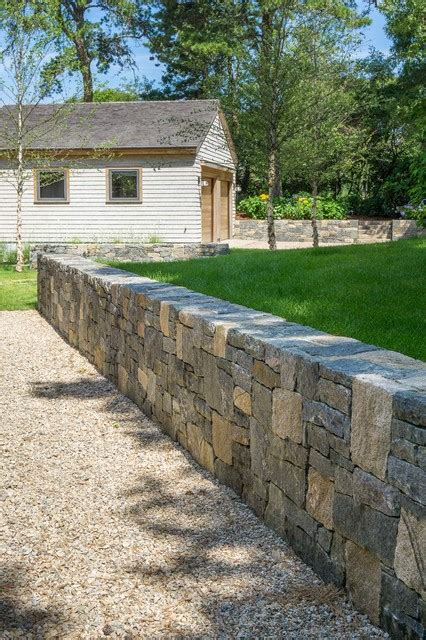 Granite Retaining Wall And Gravel Walkway Landscape Design