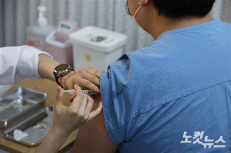 화이자 백신과 비교했을 때 효능·안전성과 관련 논란이 존재하는 것도 사실이다. 백신 이상반응 51건 추가…아나필락시스양 반응 의심 3건 - 노컷뉴스
