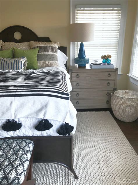 Do you want to have your bedroom transformed into the best bedroom ever? My Dream Bedroom Makeover! - Kelly Elko