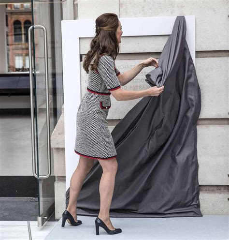 Kate Middleton Più Sexy Che Mai La Gonna è Corta Le Scarpe Col Tacco Alto Le Gambe