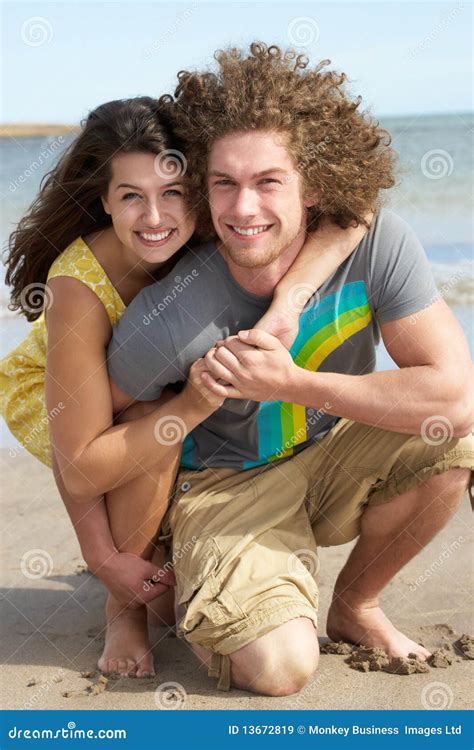 Jeunes Couples Ayant L Amusement Sur La Plage Image Stock Image Du
