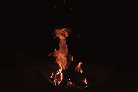 Hoguera Fuego Llama Chispas Oscuridad Ardor Fondo De Pantalla Hd