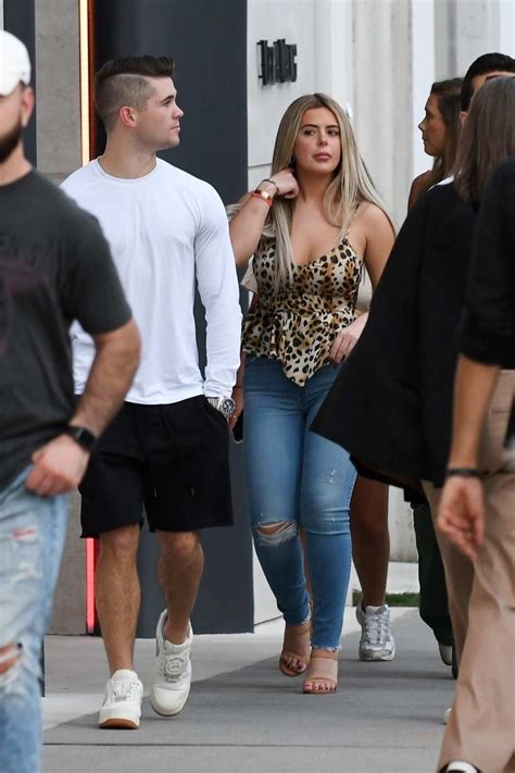 Brielle Biermann Goes Shopping With Her Friends After Enjoying Lunch With Her Friends At Il
