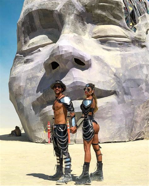 Ежегодно фестиваль Burning Man собирает десятки тысяч людей в пустыне Блэк Рок США где они