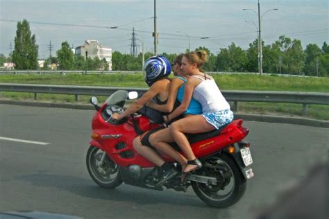 Trois Filles Sur Une Moto