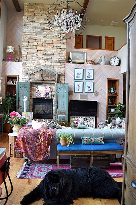 While high ceilings give the illusion of a more spacious room and are generally a design plus rooms that feature peaks and high ceilings give you an interesting architectural element to design around. What Do I Do With Tall Ceilings?! 4 Easy Ways to Decorate ...