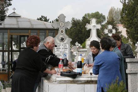 Cimitirul din ruseștii noi, ialoveni, republica moldova, în timpul sărbătorii de paștele blajinilor. Astazi este Pastele Blajinilor | Jurnalul de Buzau
