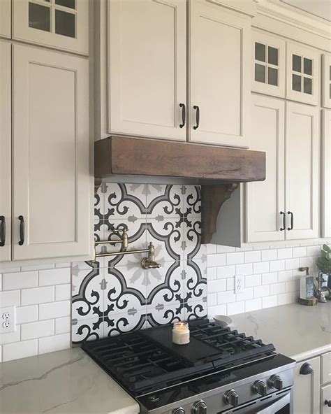 I see plenty of decorative tiled backsplashes just behind the stove, but this isn't what i'm looking for. Behind The Stove Decor - 17 Of Our Favorite Tile ...