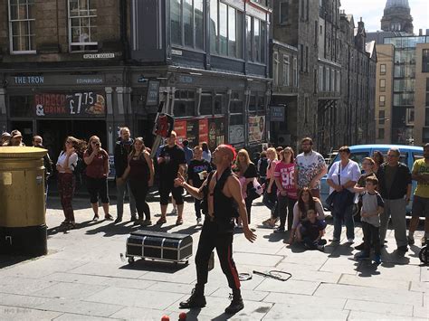 Edinburgh Festival Fringe 2018 Street Performers Eye On Edinburgh