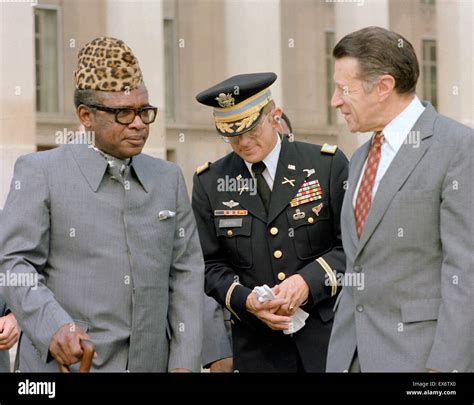 Le Président Mobutu Du Zaïre Visite Le Secrétaire à La Défense Caspar