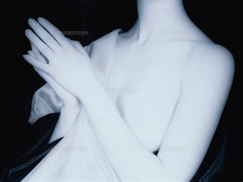 胸に布をかけた女性の上半身のヌードbandw 00236000047 の写真素材・イラスト素材｜アマナイメージズ