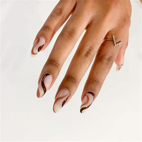Chocolate Swirl Nails Are The Sweetest Manicure Trend Right Now