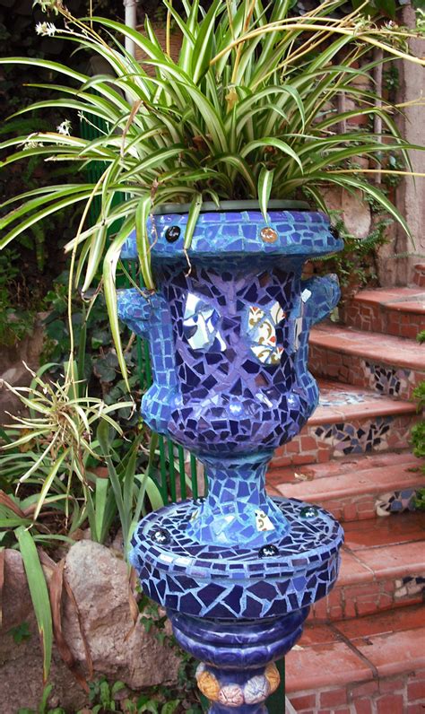 El jardin de ulises decoracion / elle decoration s. Joan Serinyà : JARRÓN de JARDÍN en TRENCADÍS (Mosaicos)