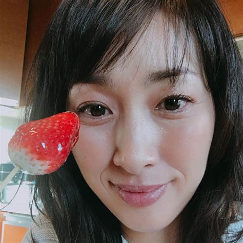 坂下千里子さんのインスタグラム写真 坂下千里子instagram「フルーツ飴。これだ、、娘がこればっかり作るから太ったんだ。。。全部娘のせいだ、、、。あー美味しい🍓🍇🖤🤣