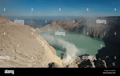 Cráter Con ácidos De Crater Lake Kawah Ijen La Famosa Atracción