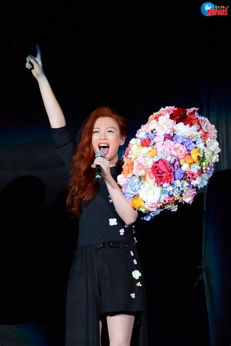 She was the former lead vocalist of the indie band natural q. 魏如萱演唱會上大玩「捉迷藏」誹聞男友大集合獻聲力挺 | Wow!NEWS新聞網