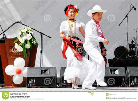Mexicans Perform Folk Dance Editorial Photography - Image of perform, children: 19012877