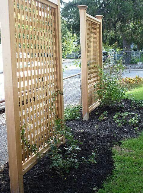Artificial ivy screen block harmful uv rays and are resistant to wear and tear. 31 DIY Lattice Trellis Projects for Your Yard - DIY Sensei