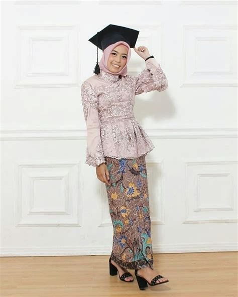 Pin Oleh Jana Truby Blog Di Graduation Gaun Batik Pakaian Tradisional Pakaian Pesta