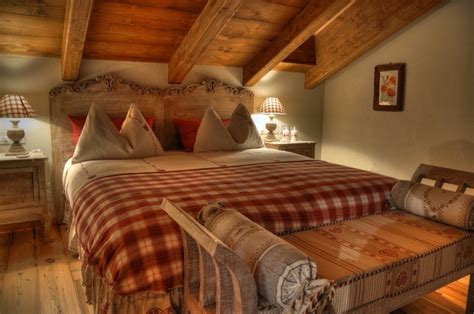 Allinterno cè la torre di rapunzel, la cucina di cenerentola e biancaneve, il letto di cappuccetto rosso, lofficina di geppetto e moltissime altre sorprese tutte da scoprire. Squarciomomo: La casa delle favole... di montagna