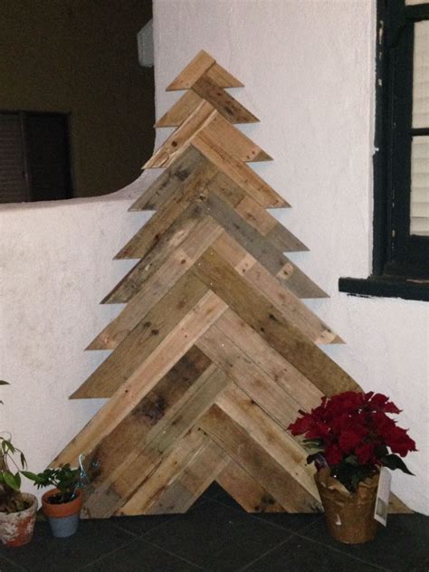 20 Christmas Trees Made Out Of Pallets