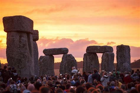 The Summer Solstice Sunrise At Stonehenge Mirror Online