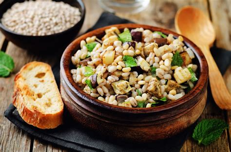 Come eliminare l'acne con l'acqua ossigenata. Ecco lo schema tipo di alimentazione vegana mediterranea