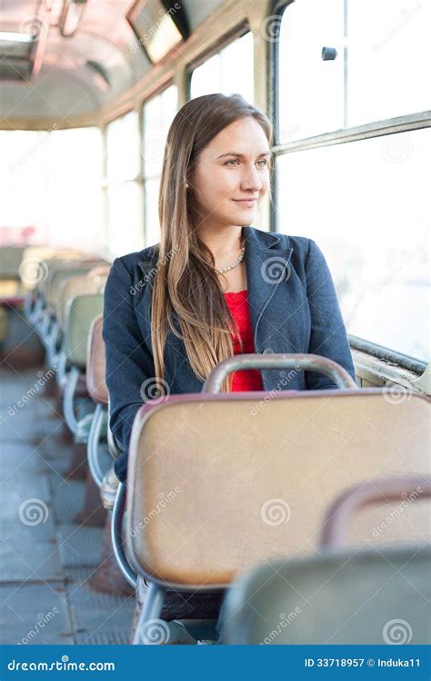 schöne junge frau die im bus sitzt stockbild bild von sitz förderwagen 33718957