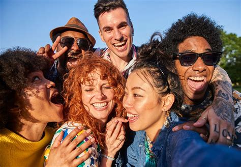 How To Take Group Selfies Where Everyone Looks 🔥 Facetune