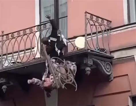 Ρωσία Η συγκλονιστική στιγμή που ζευγάρι πέφτει από το μπαλκόνι debater