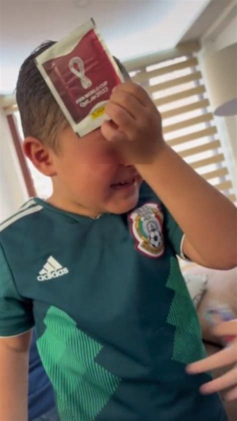 Su Reacción Niño Llora De Emoción Al Tener La Estampa Del ‘chucky’ Lozano Para Su álbum Panini