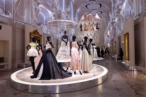 Lexposition Christian Dior Couturier Du Rêve Débarque à Londres