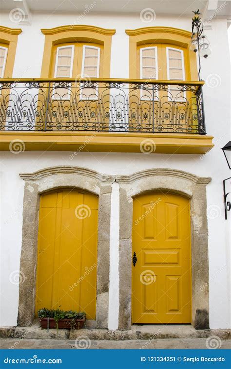 Casas Brancas Com Portas Coloridas E Janelas Em Paraty Imagem De Stock