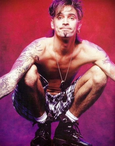 Tommy lee's lithe physique might make it seem like he mostly sticks to drugs, but recent news indicates alcohol might be his preferred poison after all. The 50 Hottest, Most Glamorous Photos Of Tommy Lee In The '80s | Tommy lee, Tommy lee motley ...