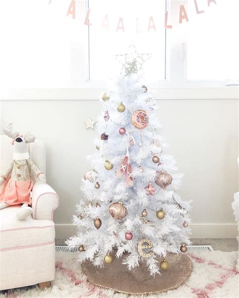 Christmas tree decorating started way back in 16th century germany, and has since been carried get inspired with 50 fabulous christmas tree decor ideas. How To Make A White Christmas Tree The Centerpiece Of Your ...