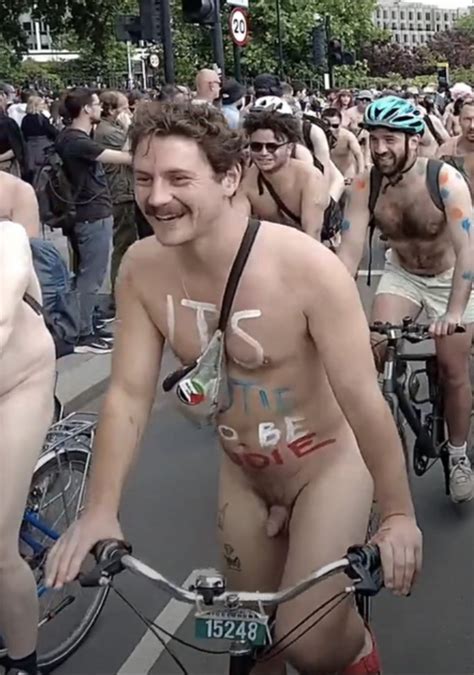 Augustus Prew L Attore Inglese Nudo Alla World Naked Bike Ride Di Londra