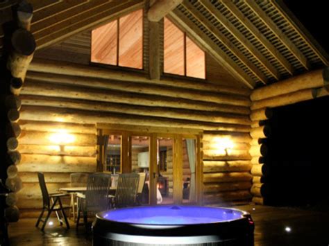 It boasts 3 lovely bedrooms containing 1 double bed and 2 kingsize beds dressed with beautiful freshly laundered. Family Holidays Lake District - Kingfisher Cabin