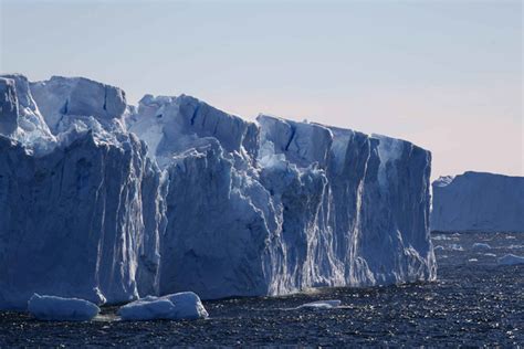iceberg de  km se detache en antarctique environnement levif