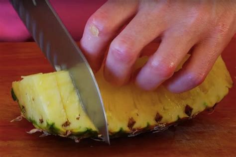 How To Cut A Pineapple Easily Cutting Up A Pineapple In 4 Steps