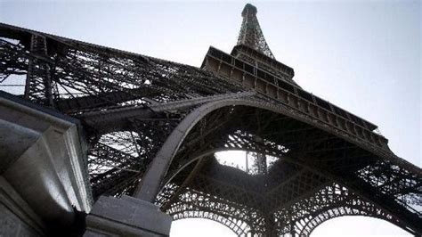 Eiffelturm Bekommt Schutzmauer Aus Glas