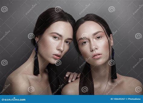 Fa Onnez Le Portrait De Deux Belles Soeurs Sexy Minces De Jumelles De