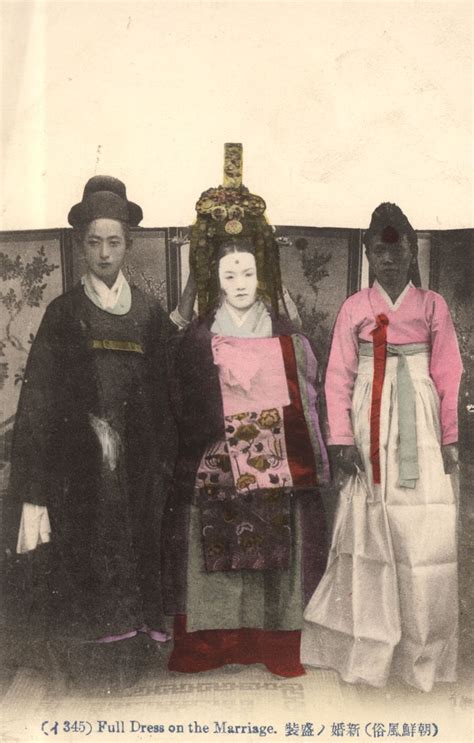 an old photo of three people dressed in traditional japanese clothing