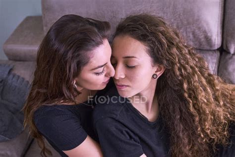 Vere Lesbiche Che Si Baciano Sul Divano A Casa Femmina Famiglia