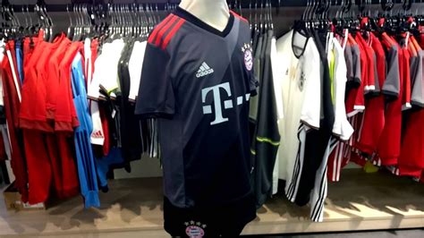 Das neue heimtrikot des fc bayern hat der rekordmeister bereits offiziell vorgestellt. FC Bayern München Auswärtstrikot Saison 2016/17 - YouTube